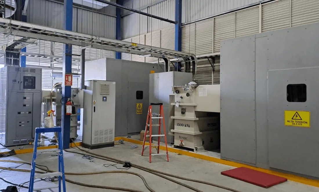 Ingenieros ejecutando pruebas eléctricas con instrumentación en campo
